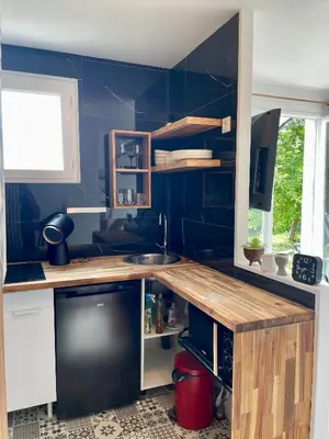 Cuisine ou kitchenette dans l'établissement Studio indépendant à la campagne