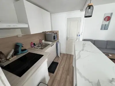 Cuisine ou kitchenette dans l'établissement Maison de ville cosy pour 4 personnes