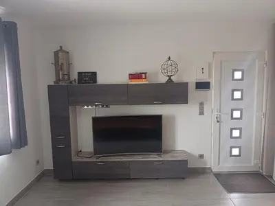 Télévision ou salle de divertissement dans l'établissement Maison complètement rénovée 3 chambres