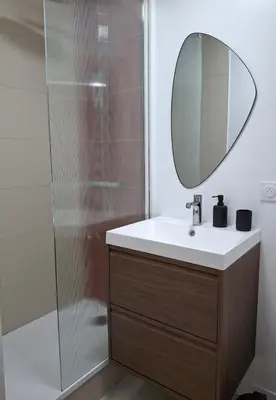 Salle de bains dans l'établissement Maison de ville proche A13 et Rouen