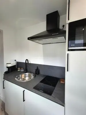 Cuisine ou kitchenette dans l'établissement Maison de ville proche A13 et Rouen