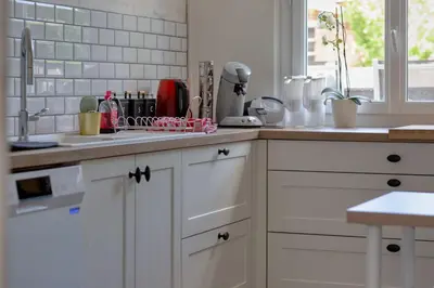 Cuisine ou kitchenette dans l'établissement La Kaz Bali jolie maison de ville avec jardin