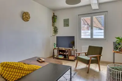 Télévision ou salle de divertissement dans l'établissement La Kaz Bali jolie maison de ville avec jardin