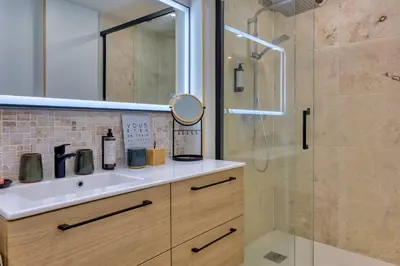 Salle de bains dans l'établissement La Kaz Bali jolie maison de ville avec jardin