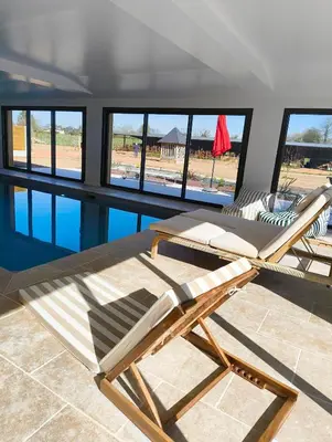 Piscine de l'établissement LES PATICHERES - L'Atelier avec accès à la piscine ou située à proximité