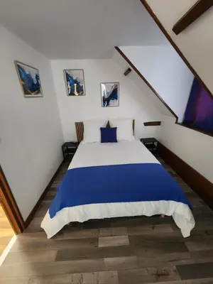 Un ou plusieurs lits dans un hébergement de l'établissement chambre mauve