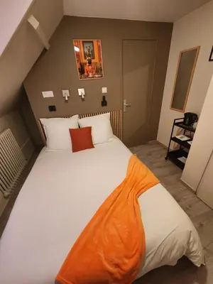 Un ou plusieurs lits dans un hébergement de l'établissement chambre mauve
