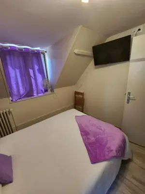 Un ou plusieurs lits dans un hébergement de l'établissement chambre mauve