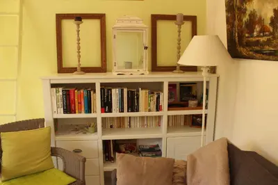 Bibliothèque dans l'appartement
