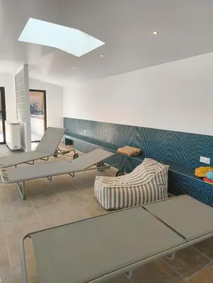 Coin salon dans l'établissement LES PATICHERES - L'Etable avec accès piscine