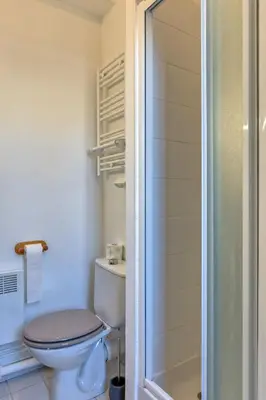 Salle de bains dans l'établissement Petit Castel - charmant T2 de 39m au cœur de Rouen Rue du Gros-Horloge !