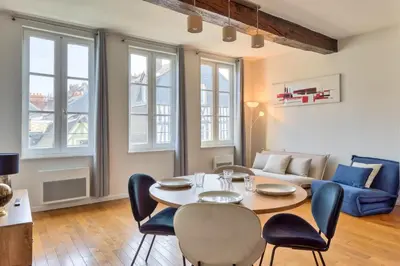 Coin salon dans l'établissement Petit Castel - charmant T2 de 39m au cœur de Rouen Rue du Gros-Horloge !