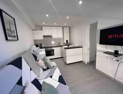 Cuisine ou kitchenette dans l'établissement F2 Independent new city center Epône