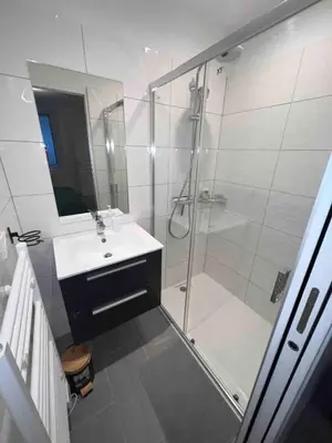 Salle de bains dans l'établissement F2 Independent new city center Epône