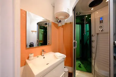 Salle de bains dans l'établissement Rouen Gare - Petit studio cosy - Climatisation
