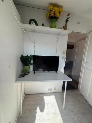 Télévision ou salle de divertissement dans l'établissement La ContrEscarpe - Studios de DEPANNAGE - Secteur GARE CENTRE