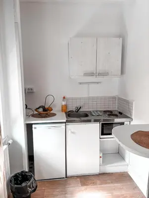 Cuisine ou kitchenette dans l'établissement La ContrEscarpe - Studios de DEPANNAGE - Secteur GARE CENTRE