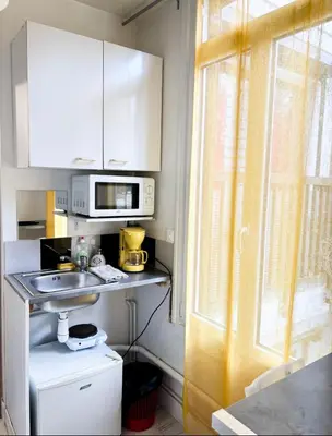 Cuisine ou kitchenette dans l'établissement La ContrEscarpe - Studios de DEPANNAGE - Secteur GARE CENTRE