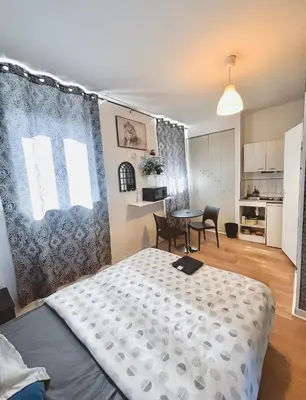 Cuisine ou kitchenette dans l'établissement La ContrEscarpe - Studios de DEPANNAGE - Secteur GARE CENTRE