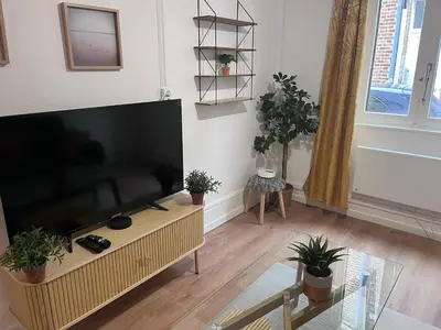 Télévision ou salle de divertissement dans l'établissement Maison cosy et calme à proximité de la gare