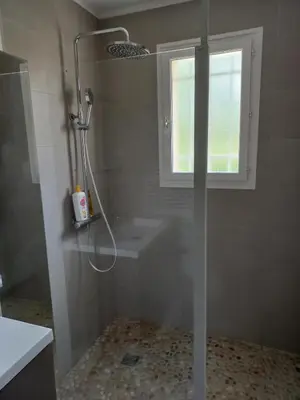 Salle de bains dans l'établissement Maison chaleureuse de plain pied avec 3 chambres