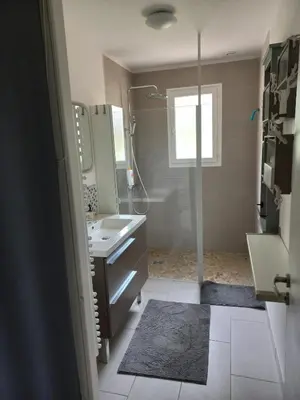 Salle de bains dans l'établissement Maison chaleureuse de plain pied avec 3 chambres