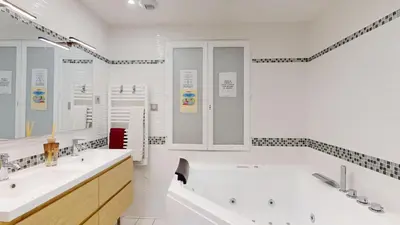 Salle de bains dans l'établissement Kimia Suite Room