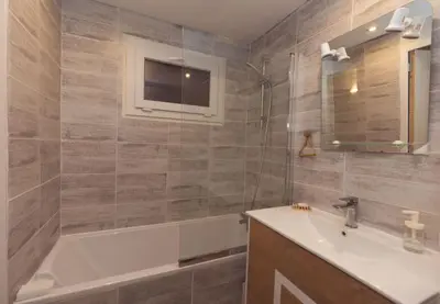 Salle de bains dans l'établissement Appartements des Compagnons