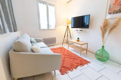 Télévision ou salle de divertissement dans l'établissement Le Panama - 5 min du centre, 500m2 de jardin