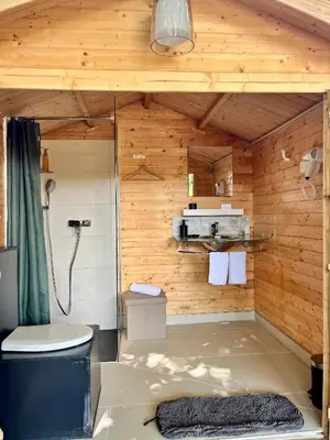 Salle de bains dans l'établissement Le dôme en seine, proche Giverny
