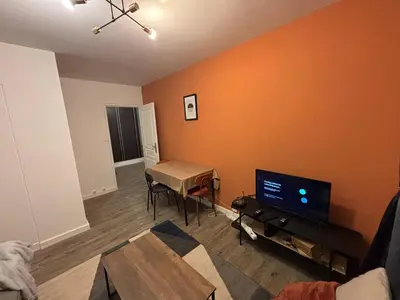 Télévision ou salle de divertissement dans l'établissement dunes dorees - chambre privee