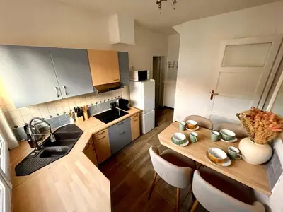 Cuisine ou kitchenette dans l'établissement Large Comfortable House for Groups and Families