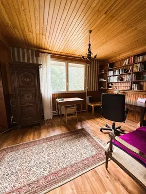 Bibliothèque dans la maison de vacances