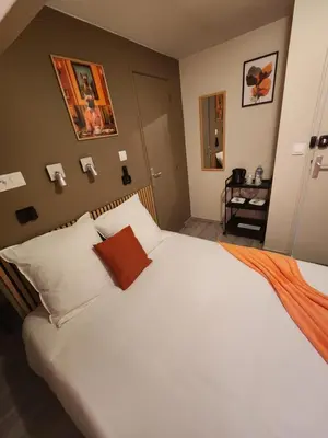 Un ou plusieurs lits dans un hébergement de l'établissement chambre orange