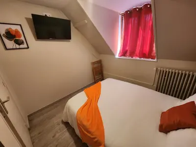 Un ou plusieurs lits dans un hébergement de l'établissement chambre orange