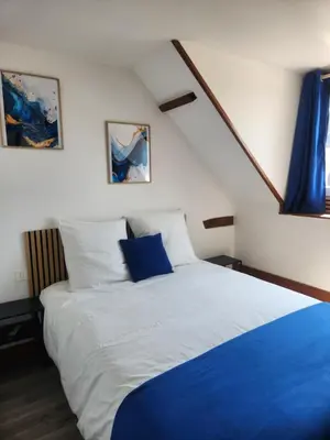 Un ou plusieurs lits dans un hébergement de l'établissement chambre bleue