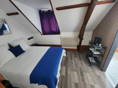 Un ou plusieurs lits dans un hébergement de l'établissement chambre bleue