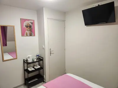 Télévision ou salle de divertissement dans l'établissement chambre rose