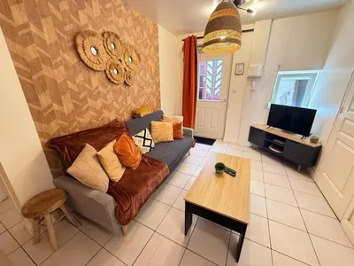 Télévision ou salle de divertissement dans l'établissement T2 Ambiance Savane - hyper centre