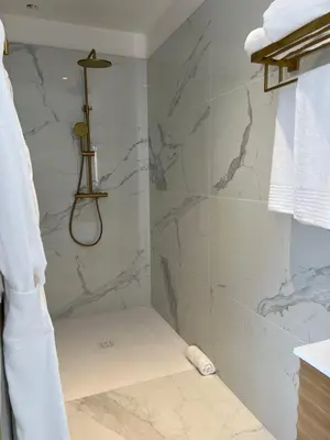 Salle de bains dans l'établissement Le Domaine de la Vallée