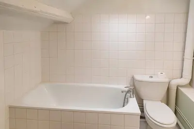 Salle de bains dans l'établissement Buffon Ménage et linges inclus