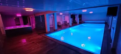 Piscine de l'établissement Gîte Les Deux Eaux ou située à proximité