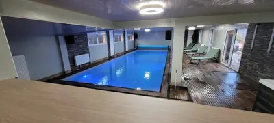 Piscine de l'établissement Gîte Les Deux Eaux ou située à proximité