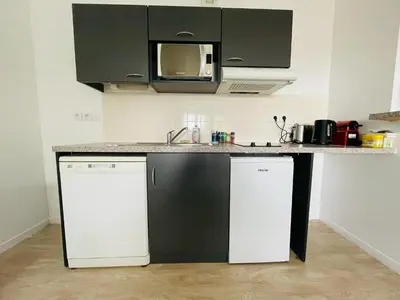 Cuisine ou kitchenette dans l'établissement Rouen Confort - 395