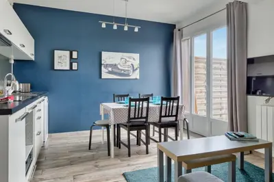 Cuisine ou kitchenette dans l'établissement Le Léon Gambetta appartement avec terrasse vue mer