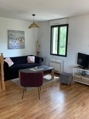 Télévision ou salle de divertissement dans l'établissement La maison du soleil