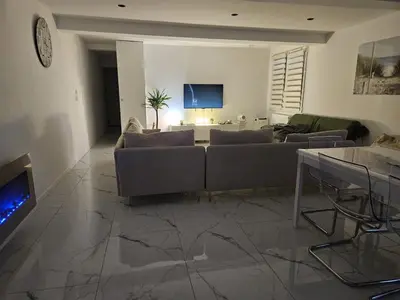Télévision ou salle de divertissement dans l'établissement Maison dans corps de ferme Aéroport beauvais 14 minute