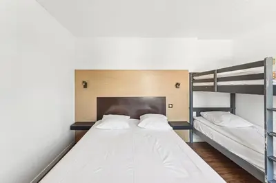 Un ou plusieurs lits dans un hébergement de l'établissement Hôtel Akena Pierrelaye