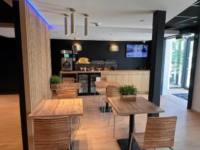 Télévision ou salle de divertissement dans l'établissement Hôtel Akena Pierrelaye