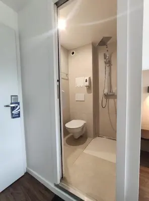 Salle de bains dans l'établissement Hôtel Akena Pierrelaye